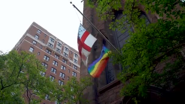 Uma bandeira do arco-íris em Nova York — Vídeo de Stock