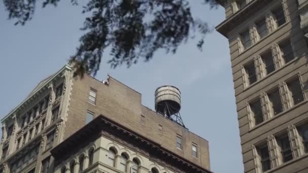 Башни с водой на крыше — стоковое видео