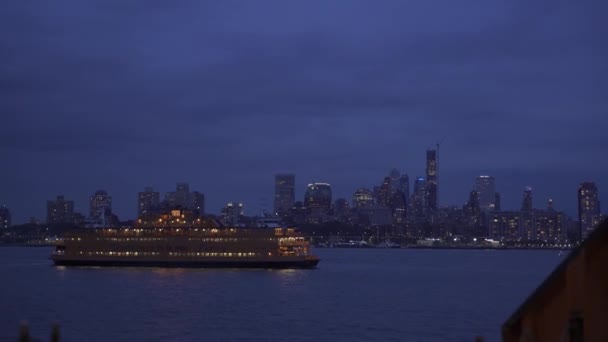 在夜晚漂浮的船 — 图库视频影像