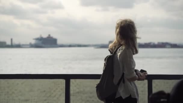 Młoda dziewczyna bierze widok na dolny Manhattan z promu — Wideo stockowe