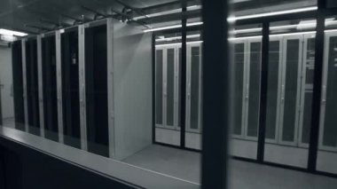 Çalışan Veri Merkezi 'nde Koridorun Çekimi