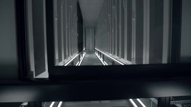 在工作数据中心的走廊开枪射击 — 图库视频影像