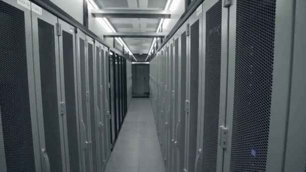 Çalışan Veri Merkezi 'nde Koridorun Çekimi — Stok video