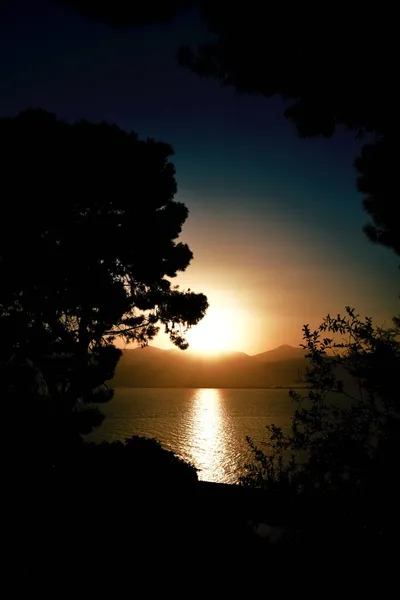 Солнце Ложится Спать Горами — стоковое фото