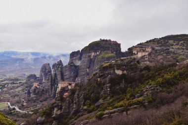 Meteora manastırı kış bulutlarıyla kaplı.