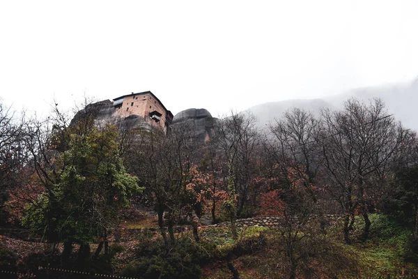 Meteora Montagne Nascoste Tra Nuvole Grigie — Foto Stock