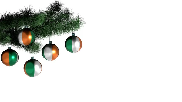 5个圣诞球挂在圣诞树上 白色背景上 爱尔兰国旗被涂在球上 — 图库照片