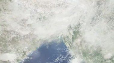 Dünyanın uzaydan şehire yakınlaşması. Üç boyutlu animasyon. Bangladeş 'in Narayanganj şehrine yakınlaş. Video görüntülerini stokla. 4K