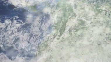 Dünyanın uzaydan şehire yakınlaşması. Üç boyutlu animasyon. Kolombiya 'nın Kali şehrine yakınlaş. Video görüntülerini stokla. 4K