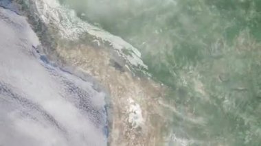 Dünyanın uzaydan şehire yakınlaşması. Üç boyutlu animasyon. Bolivya 'nın La Paz şehrine yakınlaş. Video görüntülerini stokla. 4K