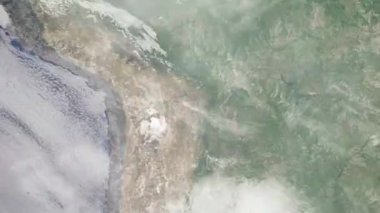 Dünyanın uzaydan şehire yakınlaşması. Üç boyutlu animasyon. Sucre, Bolivya 'ya yakınlaş. Video görüntülerini stokla. 4K