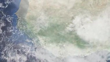 Dünyanın uzaydan şehire yakınlaşması. Üç boyutlu animasyon. Siguiri, Gine şehrini yakınlaştır. Video görüntülerini stokla. 4K