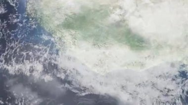Dünyanın uzaydan şehire yakınlaşması. Üç boyutlu animasyon. Gine 'nin Nzerekore şehrine yakınlaş. Video görüntülerini stokla. 4K