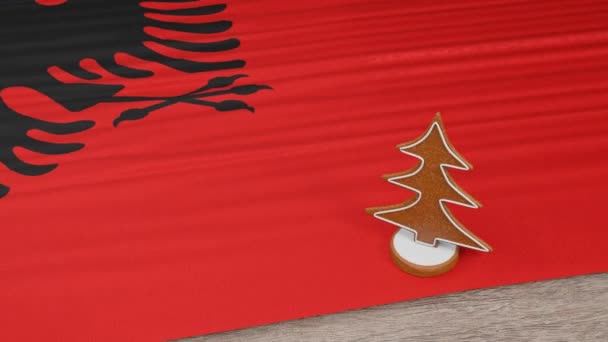 Lebkuchenhaus Mit Albanischer Flagge Auf Dem Tisch — Stockvideo