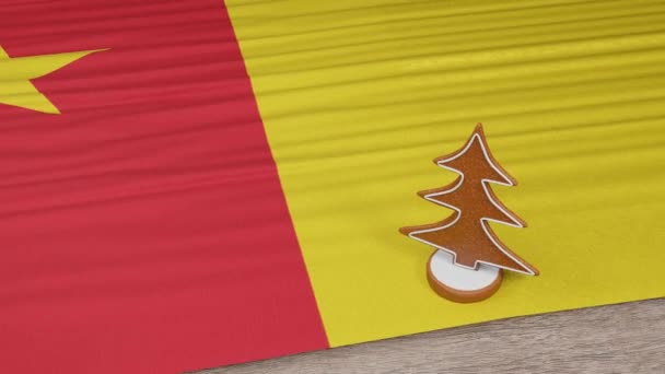 Gingerbread Σπίτι Σημαία Του Καμερούν Στο Τραπέζι — Αρχείο Βίντεο
