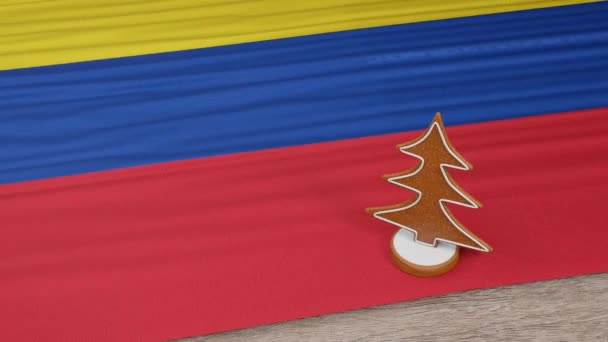 桌上挂着哥伦比亚国旗的姜饼屋 — 图库视频影像