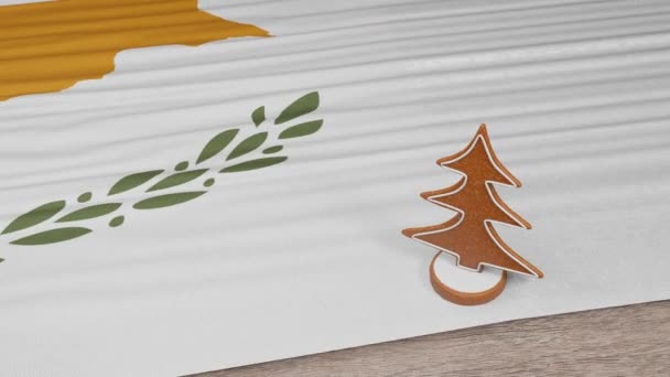 桌上挂着塞浦路斯国旗的姜饼屋 — 图库视频影像