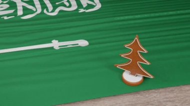 Masasında Suudi Arabistan bayrağı olan zencefilli kek evi.