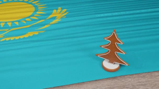 Masasında Kazakistan Bayrağı Olan Zencefilli Kurabiye Evi — Stok video
