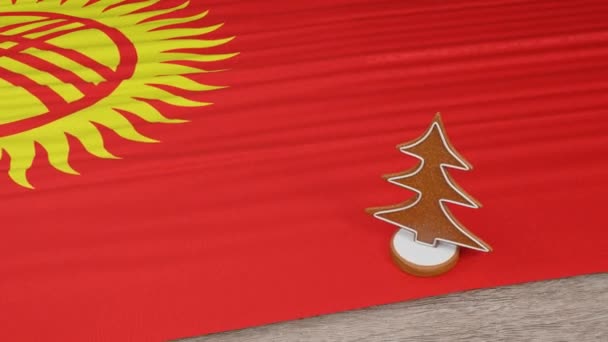 Masasında Kırgızistan Bayrağı Olan Zencefilli Kurabiye Evi — Stok video