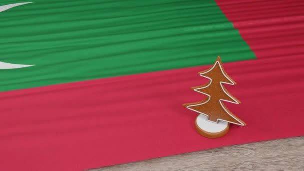Gingerbread Σπίτι Σημαία Των Μαλδίβων Στο Τραπέζι — Αρχείο Βίντεο