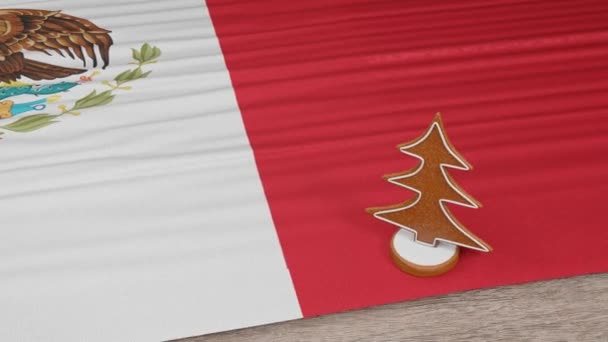 桌上挂着墨西哥国旗的姜饼屋 — 图库视频影像