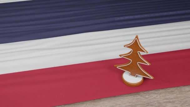 Gingerbread Σπίτι Σημαία Της Ταϊλάνδης Στο Τραπέζι — Αρχείο Βίντεο