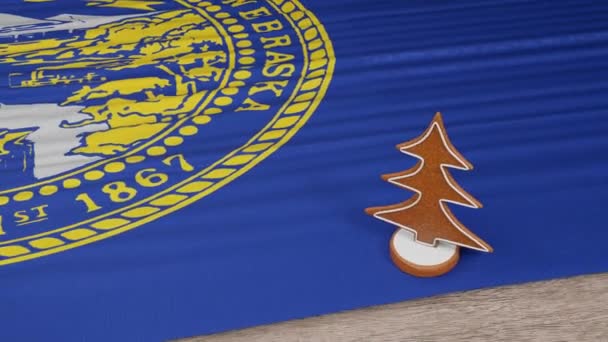 Pepparkakshus Med Nebraska Flagga Bordet — Stockvideo