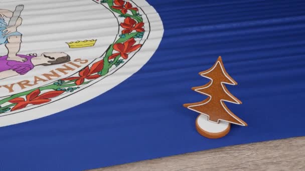 テーブルの上にバージニア州の旗のあるジンジャーブレッドハウス — ストック動画