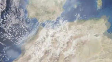 Dünyanın uzaydan şehire yakınlaşması. Üç boyutlu animasyon. İsrail 'in Ujda şehrine yakınlaş. Video görüntülerini stokla. 4K