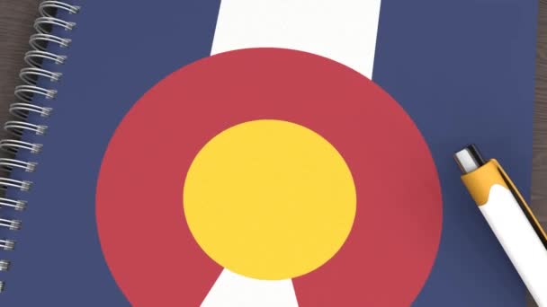 Notatnik Flagą Kolorado Kłamliwym Długopisem — Wideo stockowe