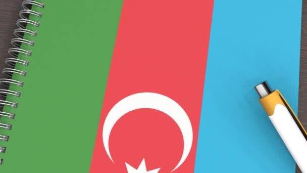 Üzerinde Azerbaycan Bayrağı Yalancı Bir Kalem Olan Bir Defter — Stok video