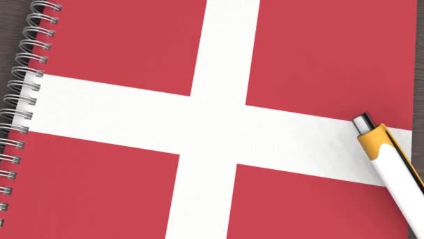 Een Notitieboekje Met Vlag Van Denemarken Een Liggende Pen — Stockvideo