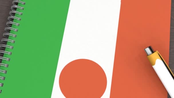 Een Notitieboekje Met Vlag Van Niger Een Liggende Pen — Stockvideo