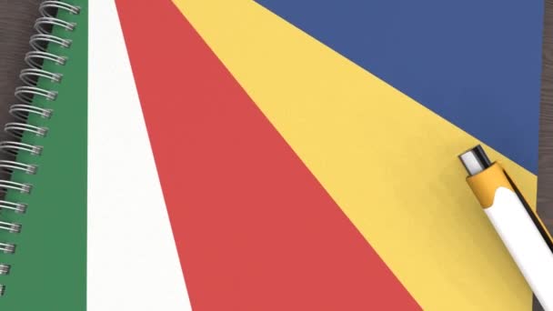 Cuaderno Con Bandera Seychelles Una Pluma Mentirosa — Vídeo de stock