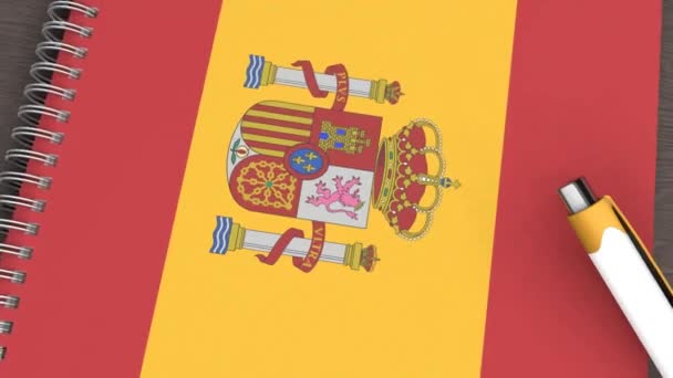 Ένα Σημειωματάριο Σημαία Της Ισπανίας Και Ένα Στυλό Που Βρίσκεται — Αρχείο Βίντεο