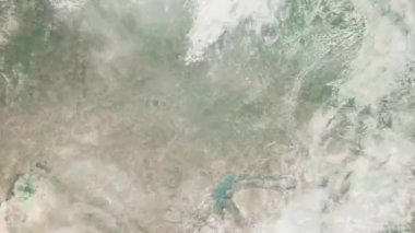 Dünyanın uzaydan şehire yakınlaşması. Üç boyutlu animasyon. Kazakistan, Karaganda şehrine yakınlaş. Video görüntülerini stokla. 4K