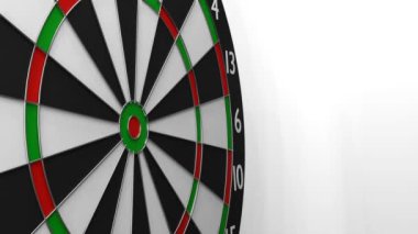 Letonya bayrağı görüntüsüne sahip dart tam hedefi vuruyor. Animasyon konseptiyle temsil edilen spor veya siyasi başarılar
