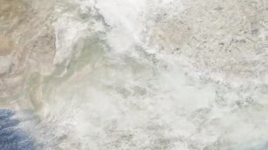 Dünyanın uzaydan şehire yakınlaşması. Üç boyutlu animasyon. Hindistan 'ın Gaziabad şehrine yakınlaş. Video görüntülerini stokla. 4K