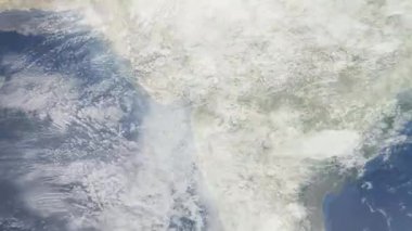 Dünyanın uzaydan şehire yakınlaşması. Üç boyutlu animasyon. Nasik, Hindistan 'a yakınlaş. Video görüntülerini stokla. 4K