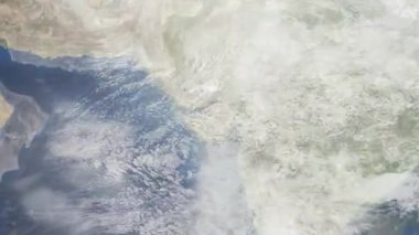 Dünyanın uzaydan şehire yakınlaşması. Üç boyutlu animasyon. Hindistan 'ın Rajkot şehrine yakınlaş. Video görüntülerini stokla. 4K