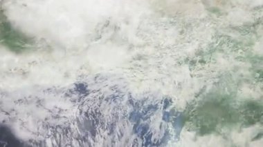 Dünyanın uzaydan şehire yakınlaşması. Üç boyutlu animasyon. Nijerya 'nın Benin şehrine yakınlaş. Video görüntülerini stokla. 4K