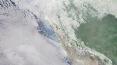 Dünyanın uzaydan şehire yakınlaşması. Üç boyutlu animasyon. Huaras, Peru 'ya yakınlaş. Video görüntülerini stokla. 4K