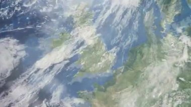 Dünyanın uzaydan şehire yakınlaşması. Üç boyutlu animasyon. Büyük Britanya 'daki Derby şehrine yakınlaş. Video görüntülerini stokla. 4K