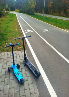 Sağlıklı bir yaşam tarzı. Ormanda temiz havada yürü. Elektrikli scooterlar. Bisiklet pisti ve pist