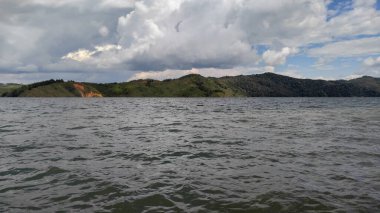 Karanlık derin su gölü 