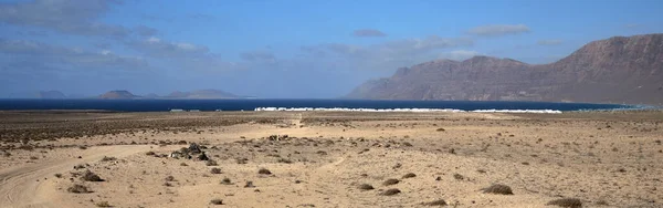 Caleta Famara Στα Δεξιά Και Graciosa Island Στα Αριστερά Lanzarote — Φωτογραφία Αρχείου