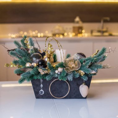 İçinde Noel ağacı oyuncağı olan bir kutuda el yapımı iç kompozisyon.