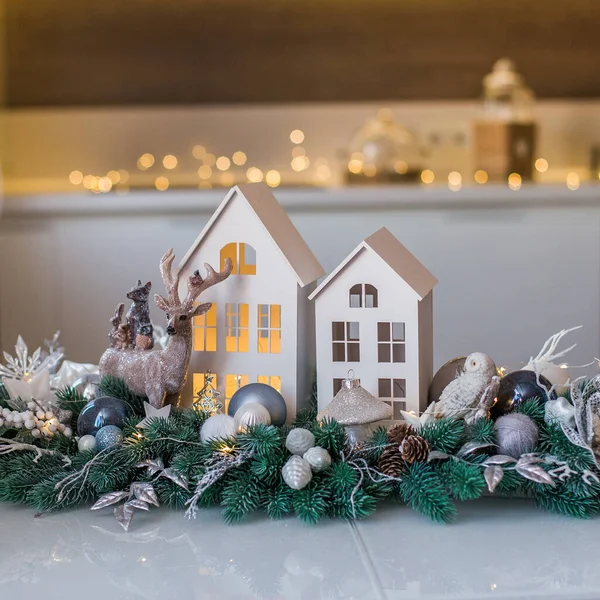 Součástí Novoroční Kompozice Interiéru Jsou Bílé Domky Vánočními Míčky Světly — Stock fotografie