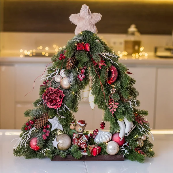 Der Kleine Grüne Weihnachtsbaum Ist Künstlich Komposition Mit Roten Kugeln — Stockfoto